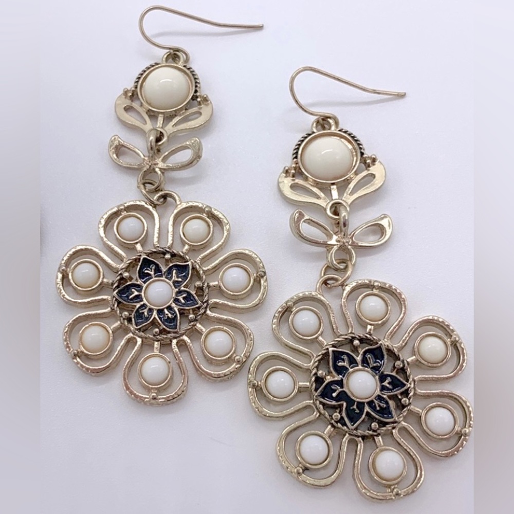 An adorable pair of flower earrings!
